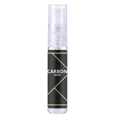 Transparante glazen sprayfles van parfum Carbon Noir met zwart label