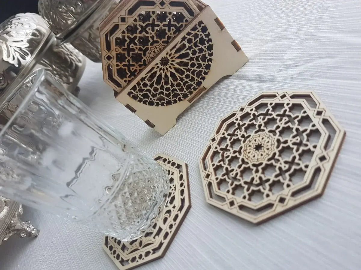 Octagonale houten onderzetters met ingewikkelde laser gesneden geometrische patronen uit eid cadeaupakket arabian nights