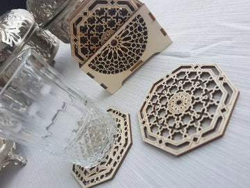 Octagonale houten onderzetters met ingewikkelde laser gesneden geometrische patronen uit eid cadeaupakket arabian nights