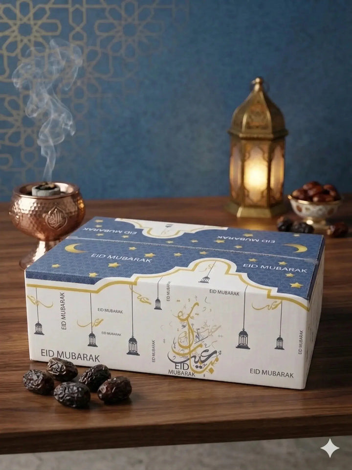 Decoratief blauw wit eid cadeaupakket arabian nights met eid mubarak tekst, halve manen, sterren en arabische kalligrafie