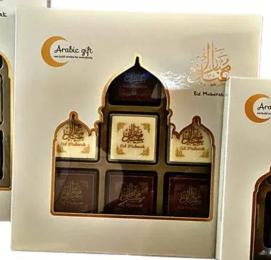 Elegant crème cadeaupakket met gouden arabische kalligrafie en vijf donkere chocolade met eid mubarak tekst