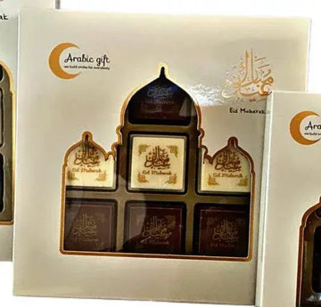 Elegant crème cadeaupakket met gouden arabische kalligrafie en vijf donkere chocolade met eid mubarak tekst