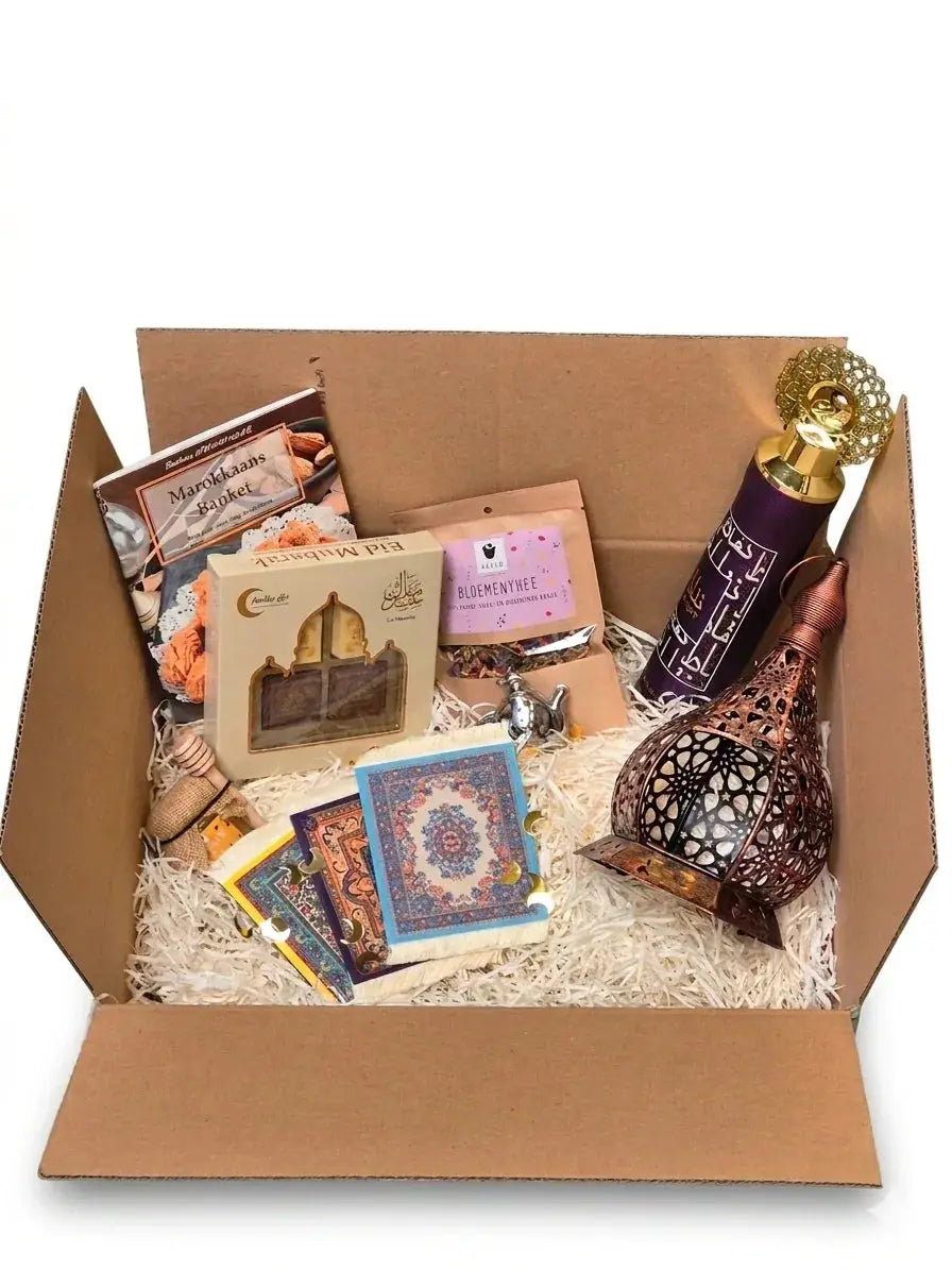 Ornate koperen lantaarn met ingewikkelde geometrische uitsparingen en gouden decoratieve bovenkant in eid cadeaupakket lekker genieten luxe