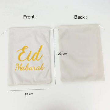 Wit velvet cadeautasje 17x23cm met goudkleurige eid mubarak tekst en trekkoord sluiting