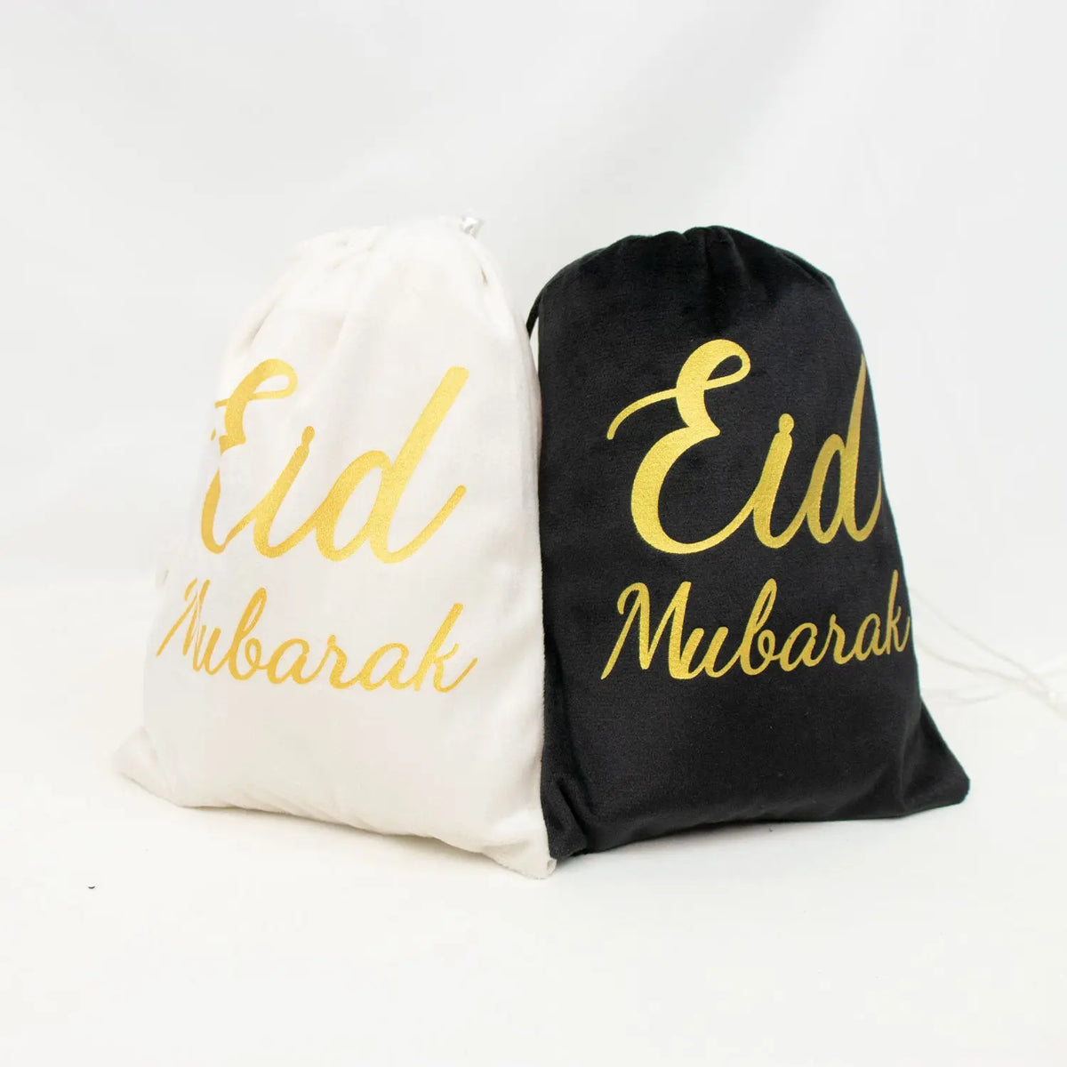 Twee fluwelen eid cadeautasjes van 17x23cm in wit en zwart met goudfolie eid mubarak tekst in sierlijk schrift