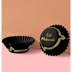 Zwarte cupcake wrappers met gouden Eid Mubarak ontwerp voor Eid cupcakes