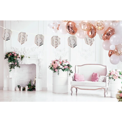 Witte gestoffeerde bank met roze kussens en gouden poten Eid Slinger Desert Flower Rose