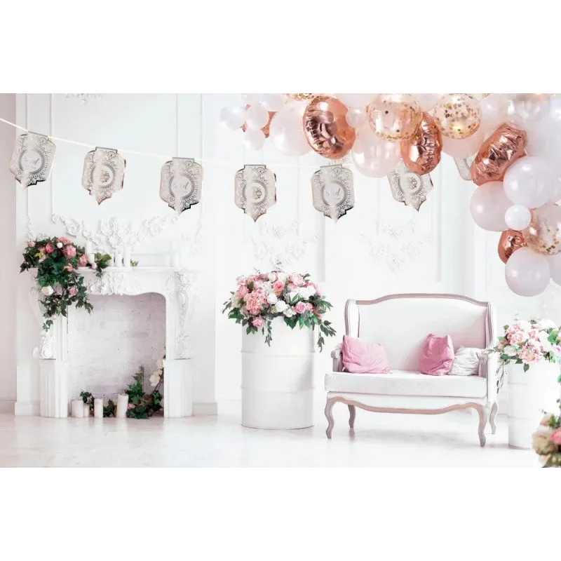 Witte gestoffeerde bank met roze kussens en delicate gouden afwerking