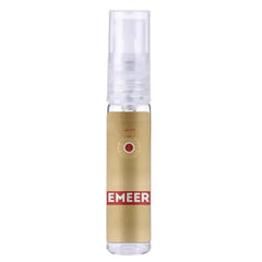 Een slanke, transparante sprayfles met een gouden etiket en het merknaam emeer in dikke rode letters en een cirkelvormig logo
