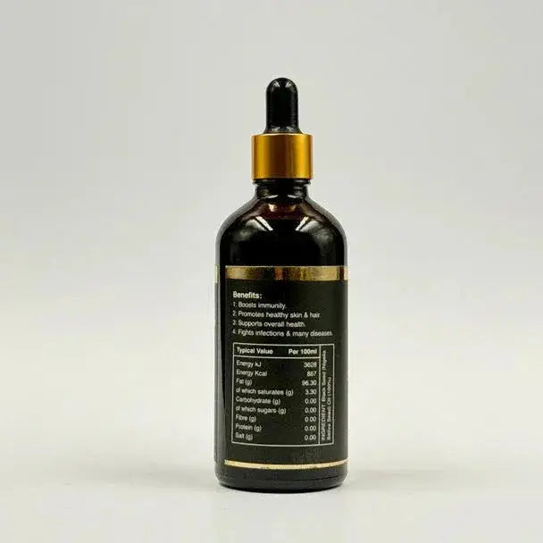 Donkere amberkleurige glazen fles met goudkleurige druppeldop en zwart etiket met witte tekst van ethiopische black seed olie koud geperst 100ml