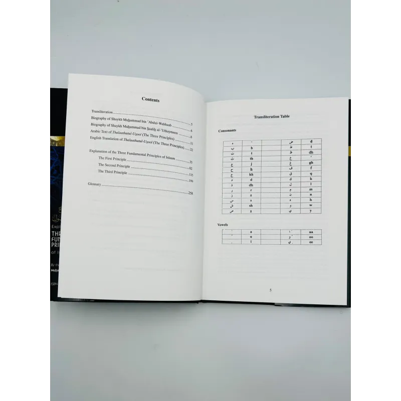 Open boek met inhoudsopgave en transliteratietabel over de drie fundamentale principes van Islaam