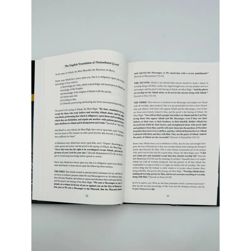 Open boek met tekst over de drie fundamentale principes van de Islam