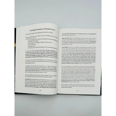 Open boek met tekst over de drie fundamentale principes van de Islam