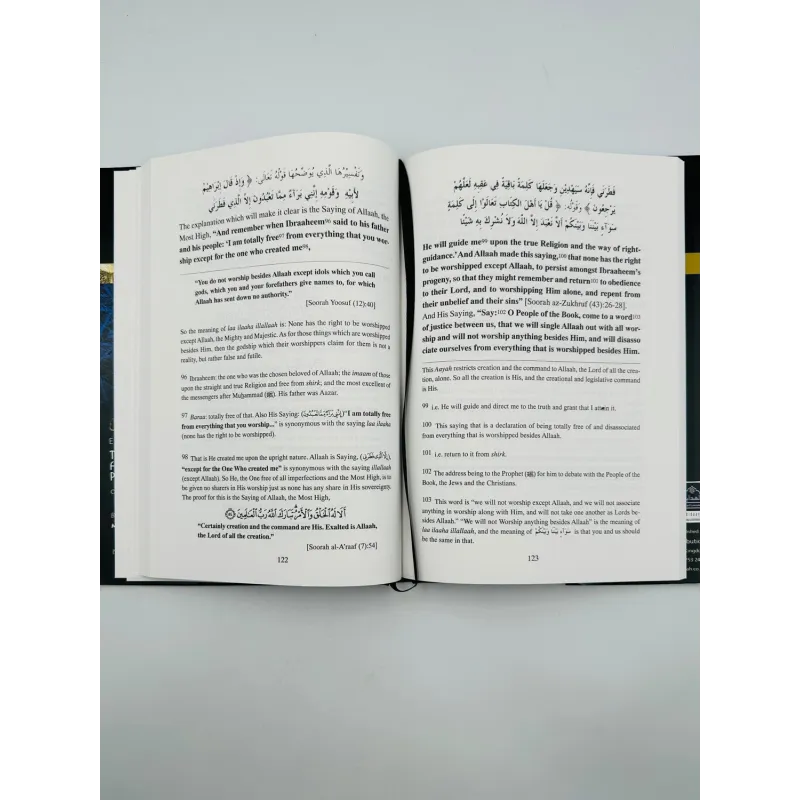 Open religieus boek met Arabische en Engelse tekst over de drie fundamentale principes