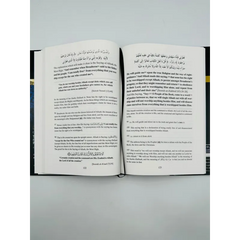 Open religieus boek met Arabische en Engelse tekst over de drie fundamentale principes