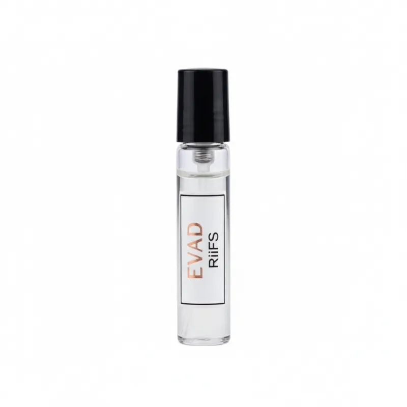 Duidelijke glazen parfumfles met zwarte dop en label, Eyad Riffs merk