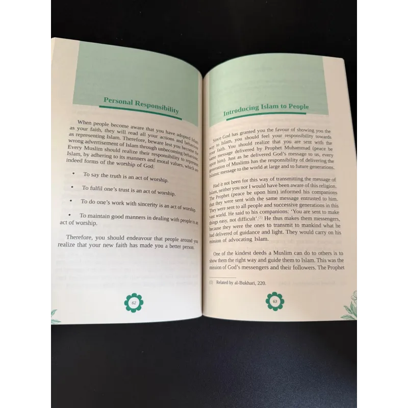 Open boek Faith For A Better Life, pagina 62-63 met hoofdstukken Persoonlijke verantwoordelijkheid en Islam introduceren aan mensen, lichtgroene koppen en zwarte tekst op witte pagina’s