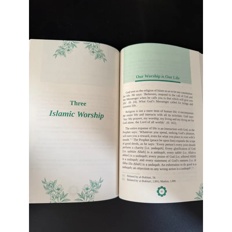 Open boek met groene bloemillustraties en tekst op crèmekleurige pagina’s, titel drie islamitische erediensten in vet groen lettertype, product Geloof Voor Een Beter Leven