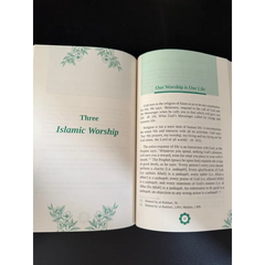 Open boek met groene bloemillustraties en tekst op crèmekleurige pagina’s, titel drie islamitische erediensten in vet groen lettertype, product Geloof Voor Een Beter Leven
