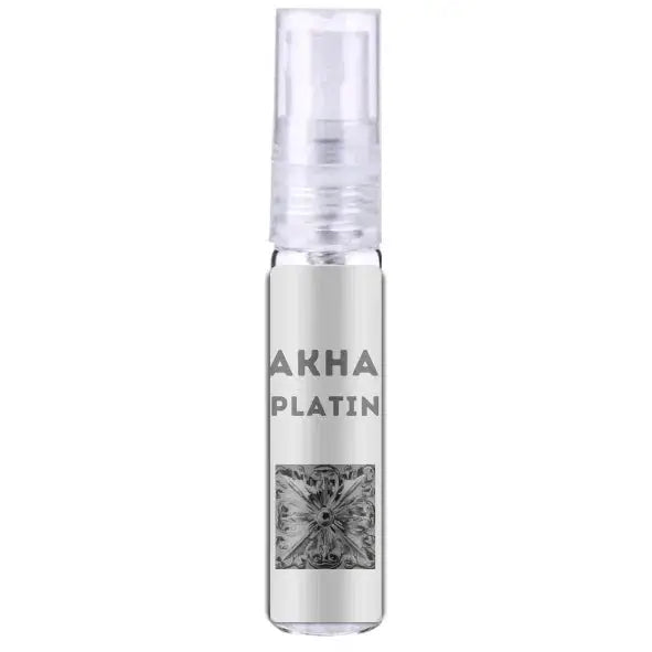 Zilverkleurig glazen parfumflesje fakhar platin met heldere spray en minimalistisch label akha platin met geometrisch motief