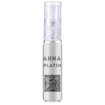 Zilverkleurig glazen parfumflesje fakhar platin met heldere spray en minimalistisch label akha platin met geometrisch motief
