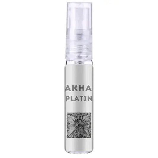 Zilverkleurig glazen parfumflesje fakhar platin met heldere spray en minimalistisch label akha platin met geometrisch motief