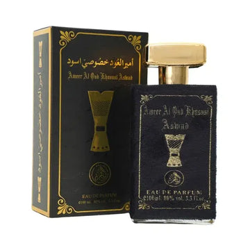 Zwarte rechthoekige parfumfles met gouden folie detailing en gouden dop met merknaam amir al oud rhusnai ashad