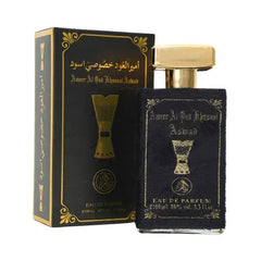 Zwarte rechthoekige parfumfles met gouden folie detailing en gouden dop met merknaam amir al oud rhusnai ashad