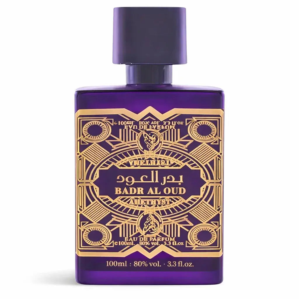 Een diep paarse rechthoekige parfumfles al fakhr badr al oud amethyst met een gouden arabische en Engelse label
