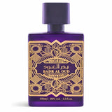 Een diep paarse rechthoekige parfumfles al fakhr badr al oud amethyst met een gouden arabische en Engelse label