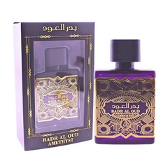 Paarse glazen parfumfles al fakhr badr al oud amethyst met goudfolie geometrisch ontwerp en zwarte dop