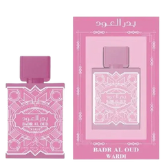 Roze rechthoekige parfumfles al fakhr badr al oud wardi met witte geometrische en bloemmotieven en bijpassende roze dop