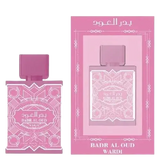Roze rechthoekige parfumfles al fakhr badr al oud wardi met witte geometrische en bloemmotieven en bijpassende roze dop