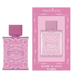 Roze rechthoekige parfumfles al fakhr badr al oud wardi met witte geometrische en bloemmotieven en bijpassende roze dop