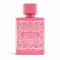 Roze rechthoekige parfumfles met witte geometrische patronen gelabeld badr al oud door warden in al fakhr collectie