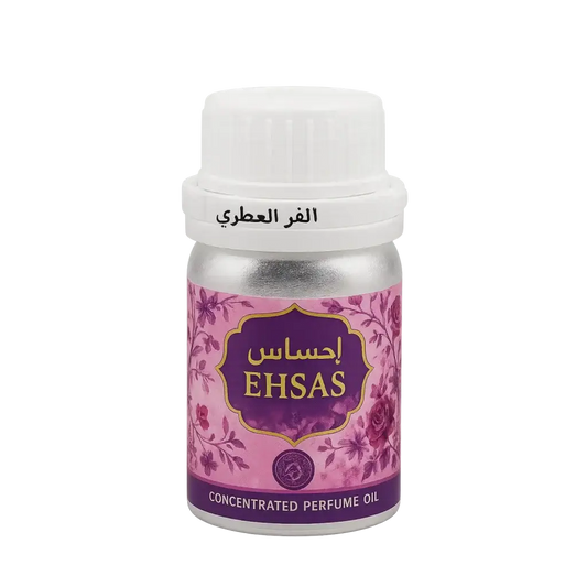 Een zilveren fles met witte dop van al fakhr ehsas parfumolie met een roze en paarse bloemenetiket