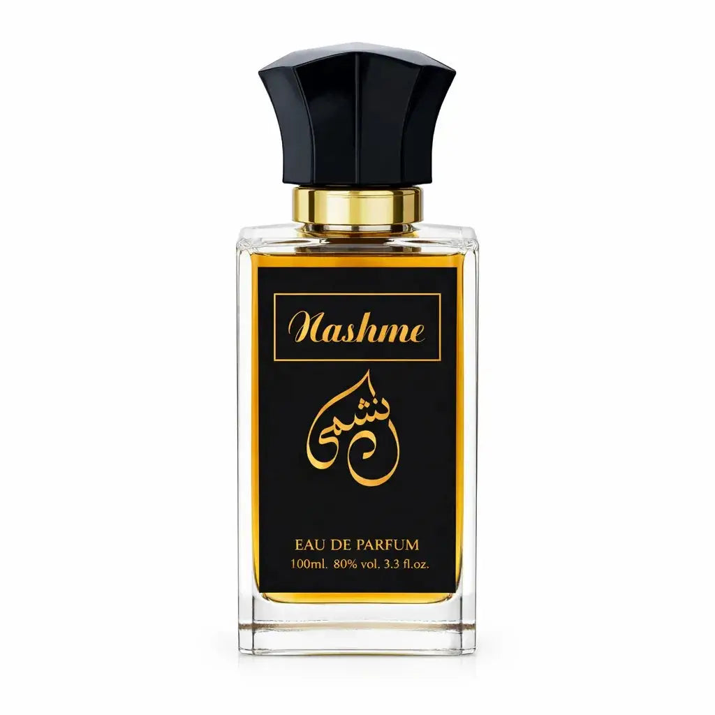 Een slanke rechthoekige glazen fles nashme eau de parfum met een zwarte facettendop en gouden accenten