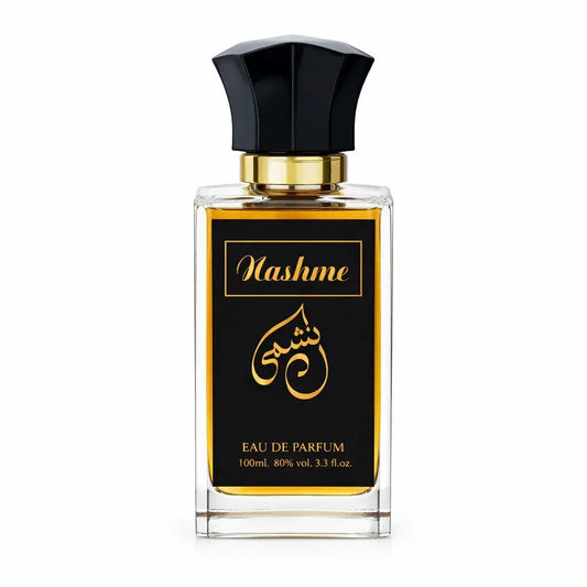 Een slanke rechthoekige glazen fles nashme eau de parfum met een zwarte facettendop en gouden accenten