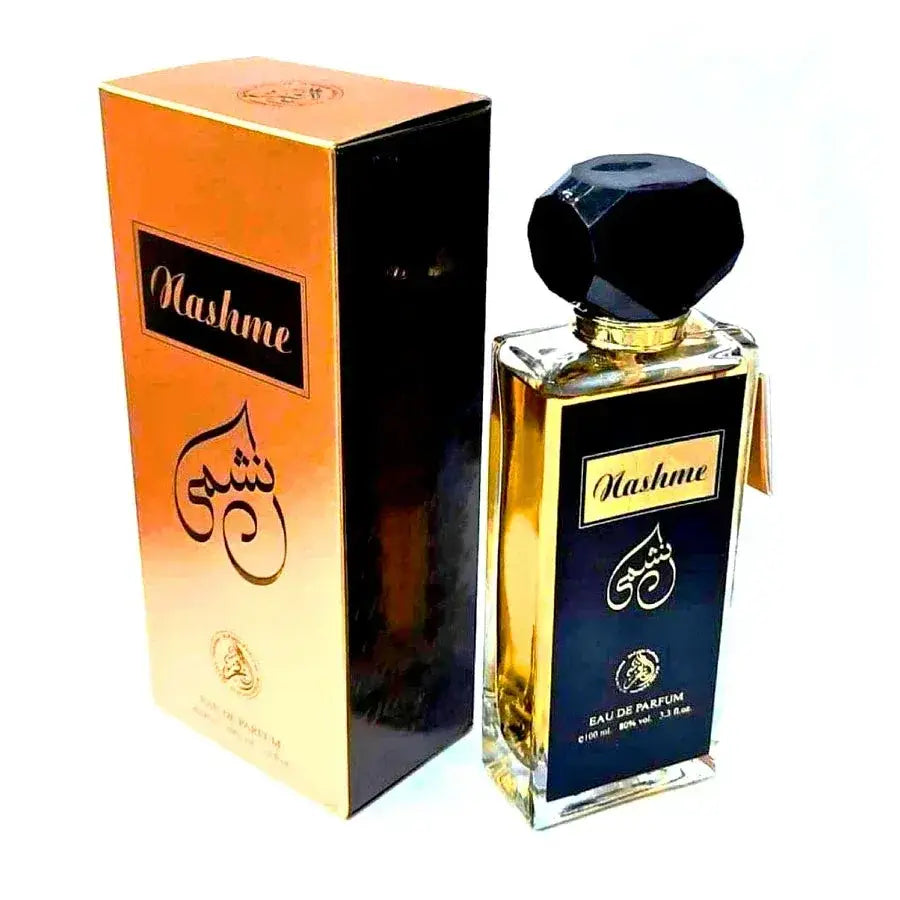 Elegante rechthoekige glazen fles nashme eau de parfum met zwarte facetten dop en gouden accenten naast bijpassende oranje-gouden doos