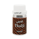 Een slanke zilveren fles met witte dop en bruin zebra leren etiket van manasik thalji parfumolie