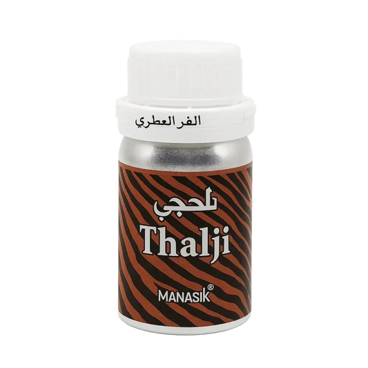 Een slanke zilveren fles met witte dop en bruin zebra leren etiket van manasik thalji parfumolie