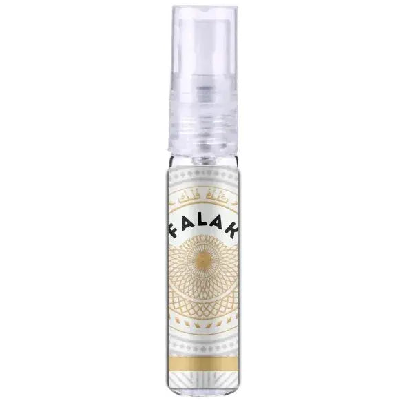 Een heldere glazen sprayfles met een transparante dop en een sierlijk wit gouden etiket met de naam falak 100 ml