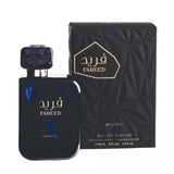 Diepblauwe glazen parfumfles met paarse dop en gouden letters naast een zwarte doos van fareed by riiffs parfum
