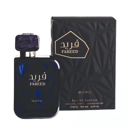 Diepblauwe glazen parfumfles met paarse dop en gouden letters naast een zwarte doos van fareed by riiffs parfum