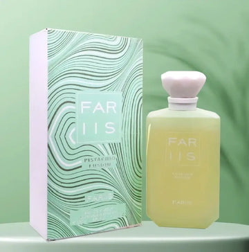 Een bleke gele rechthoekige glazen fles met een zachtroze dop en het far iis merk voor pistachio fusion parfum