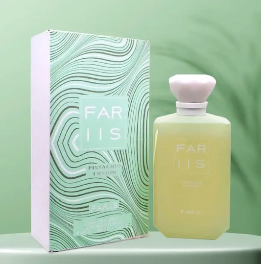 Een bleke gele rechthoekige glazen fles met een zachtroze dop en het far iis merk voor pistachio fusion parfum