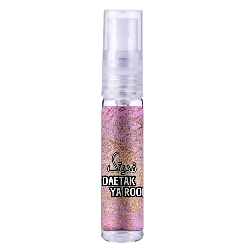 Een heldere glazen sprayfles met een roze en gouden marmerdesign en het label daetak ya roo voor fidaetak ya roohi