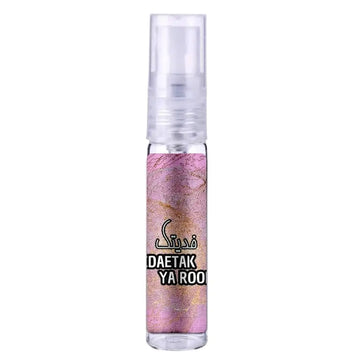 Een heldere glazen sprayfles met een roze en gouden marmerdesign en het label daetak ya roo voor fidaetak ya roohi