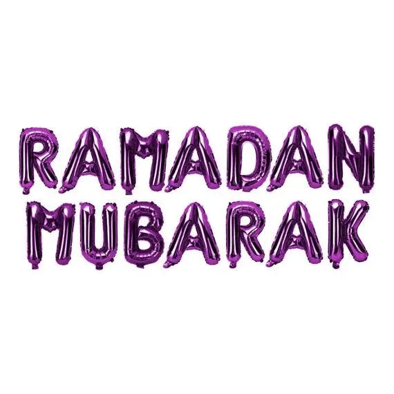 Paars metallic folieballon in letters die ramadan mubarak spellen voor feestelijke decoratie
