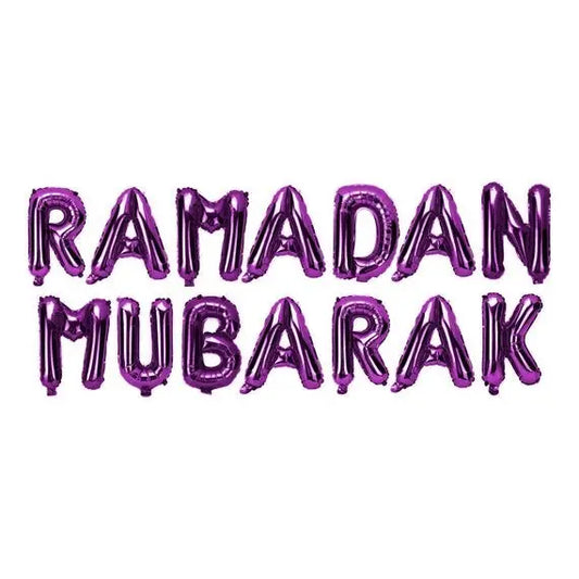 Paars metallic folieballon in letters die ramadan mubarak spellen voor feestelijke decoratie